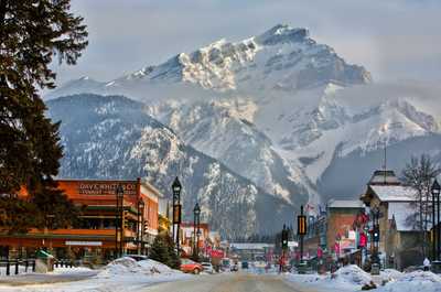 Surround yourself with the stunning Rocky Mountains in Banff National Park!