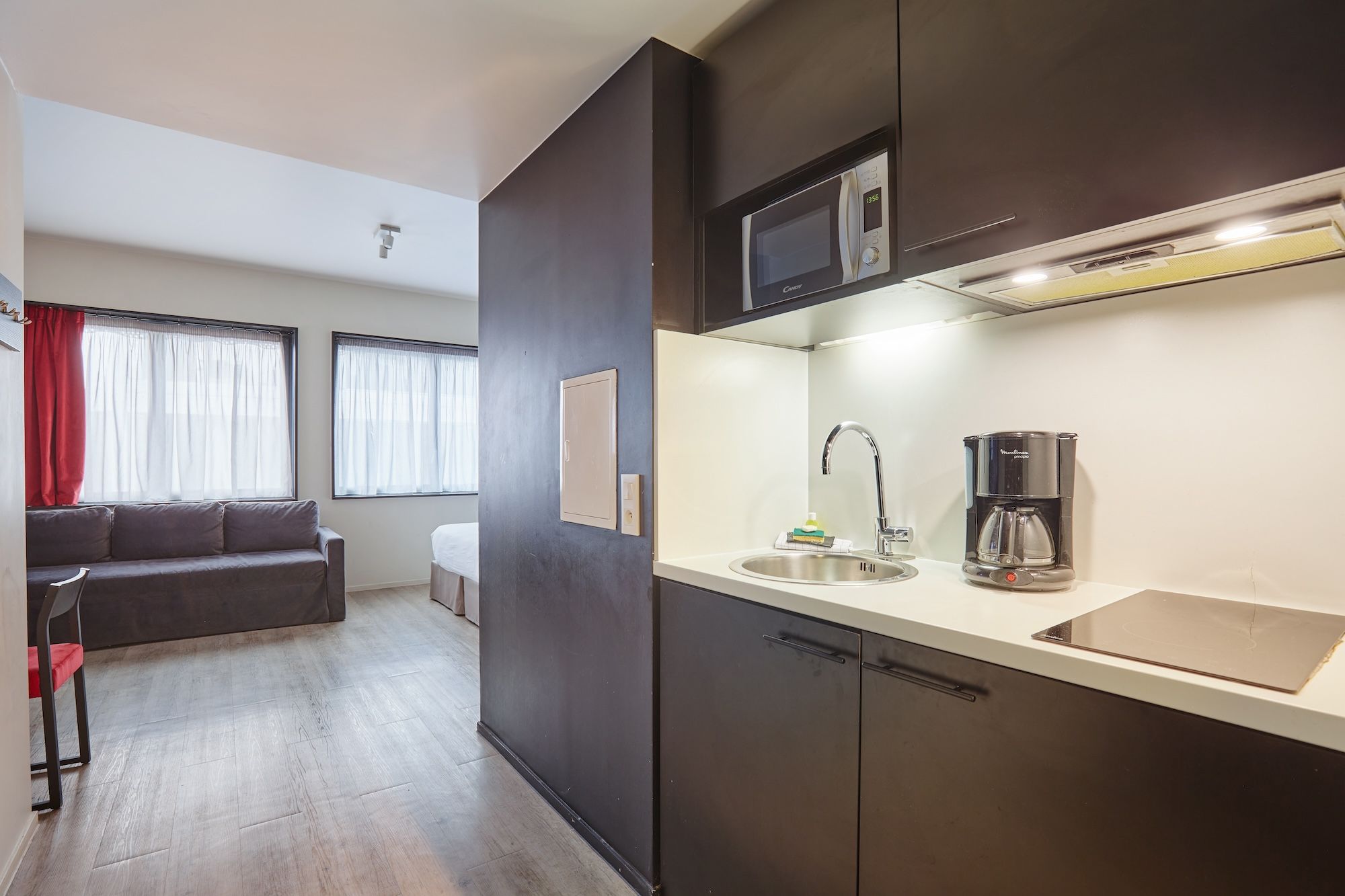 image Prepare meals in the kitchenette and enjoy them at the dining table.