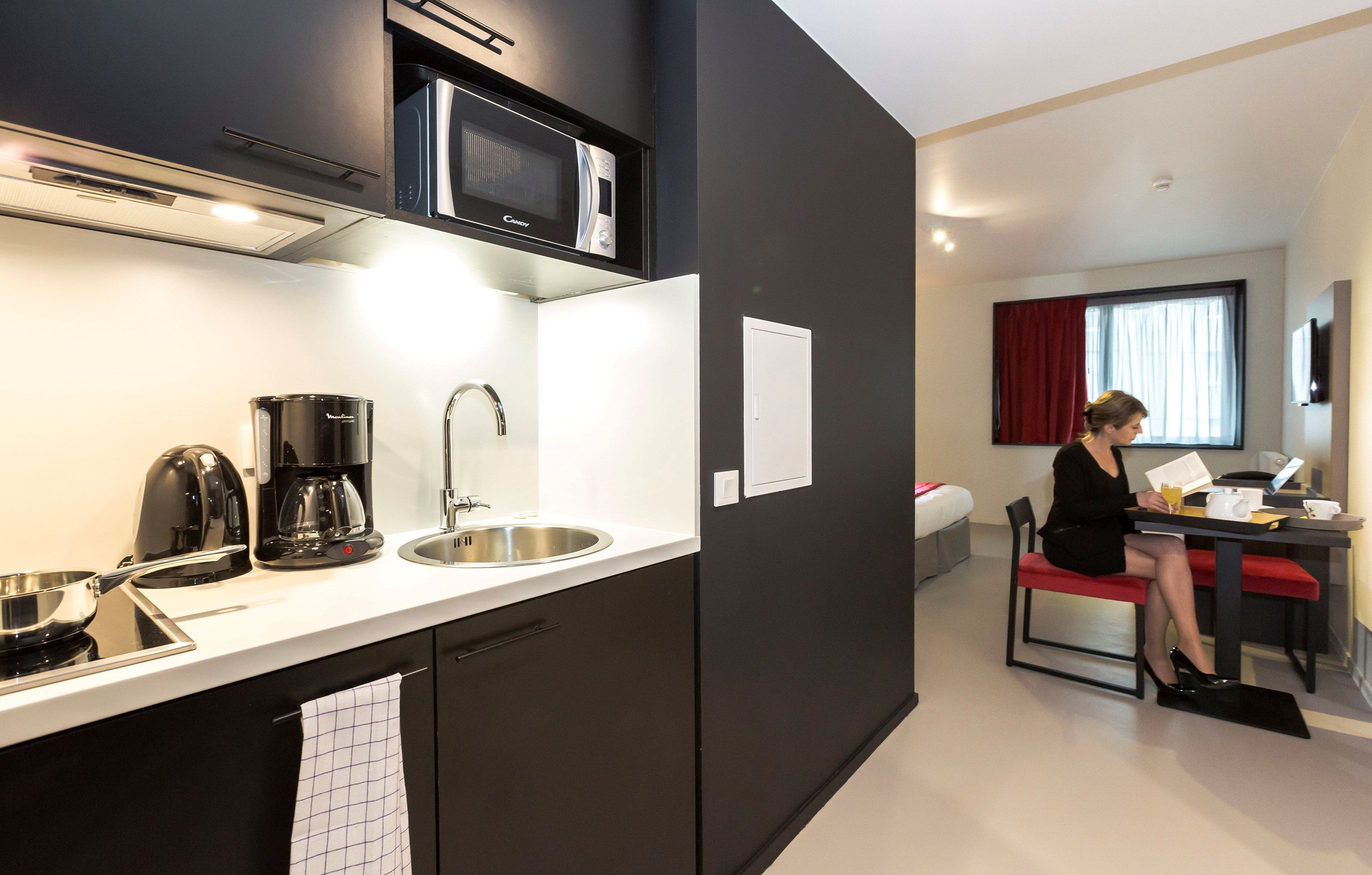 image Prepare meals in the kitchenette and enjoy them at the dining table.