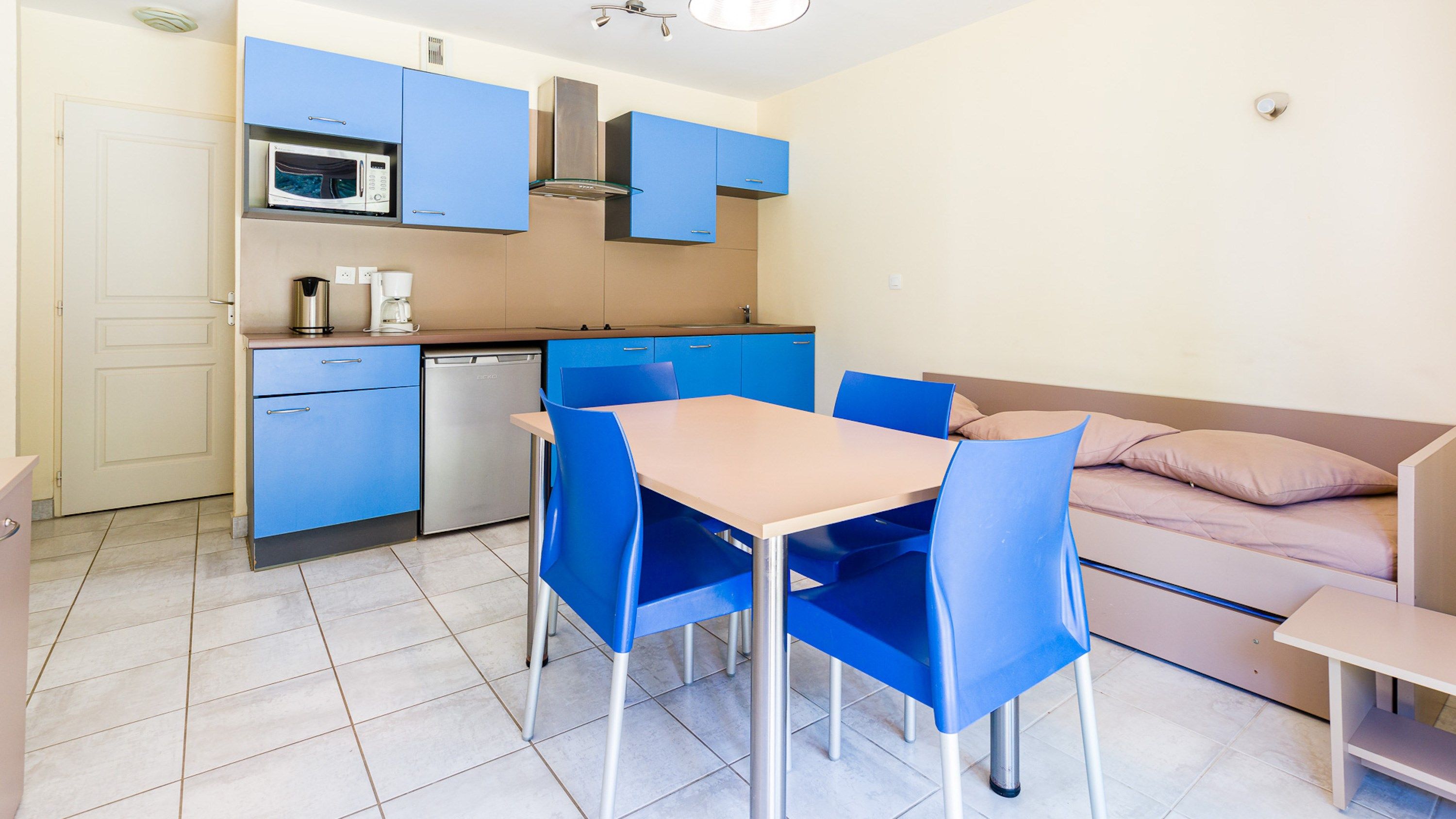 image Make a snack in the kitchenette.