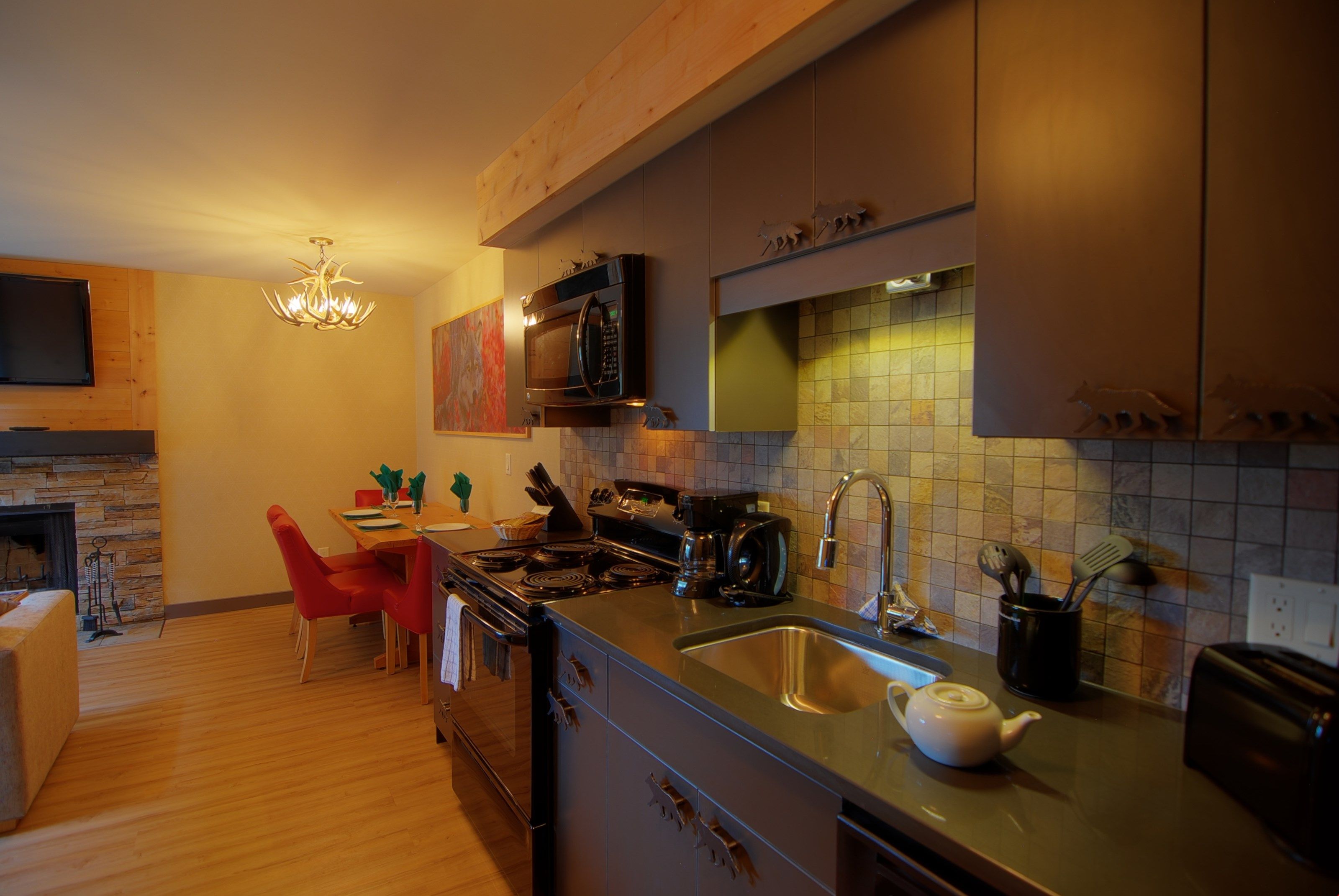 image Prepare a meal in the fully-equipped kitchen and enjoy it in the dining area.