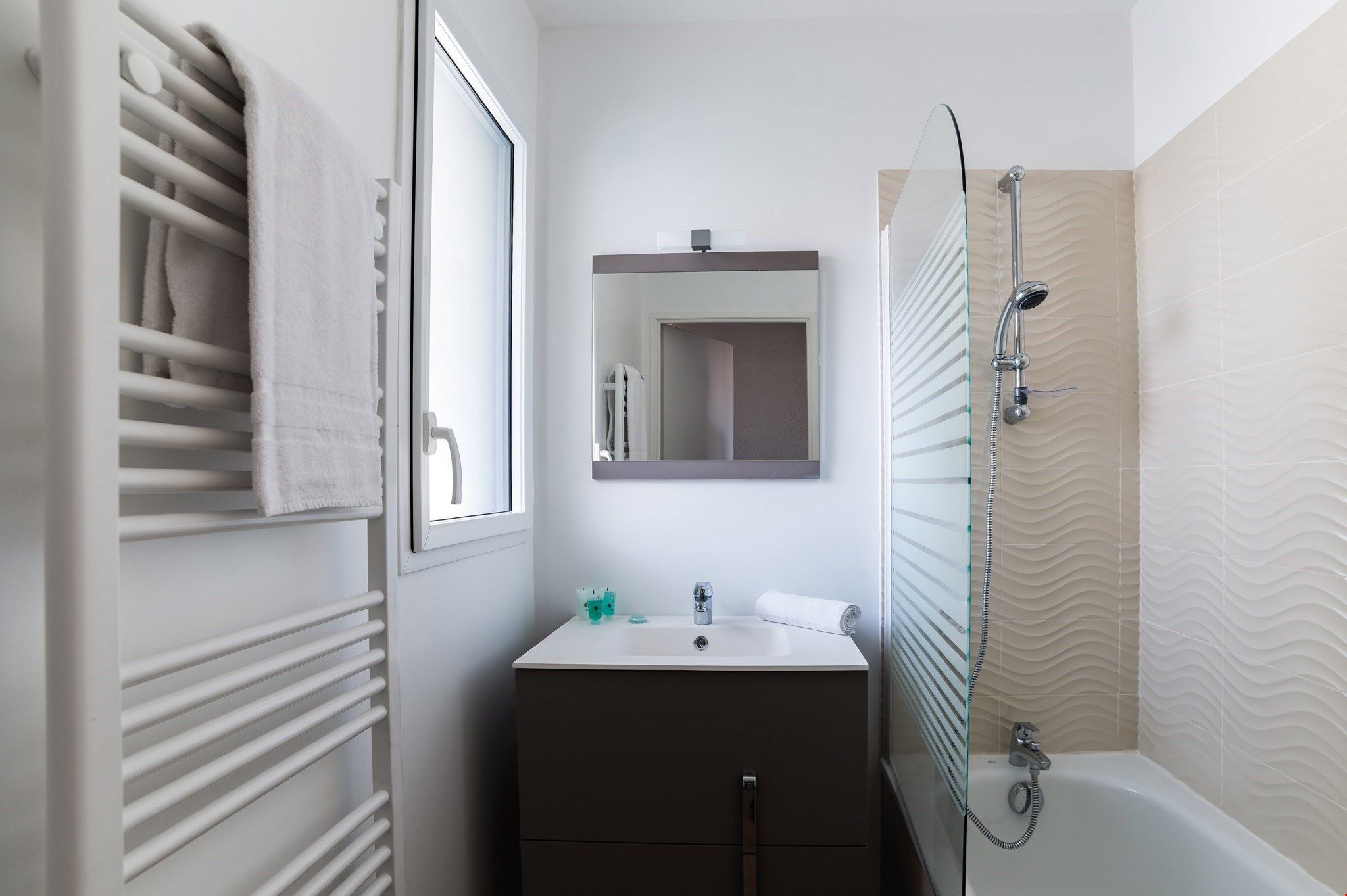 image Unit features full bathroom