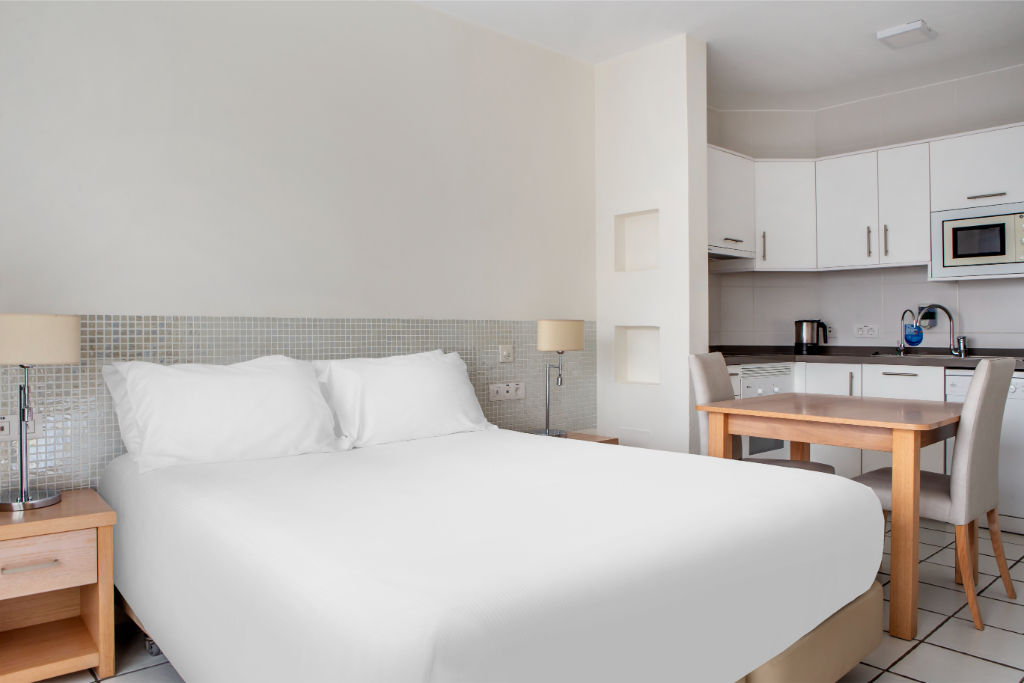 image Studio-style room blending sleeping and kitchen areas, designed for convenience and comfort.