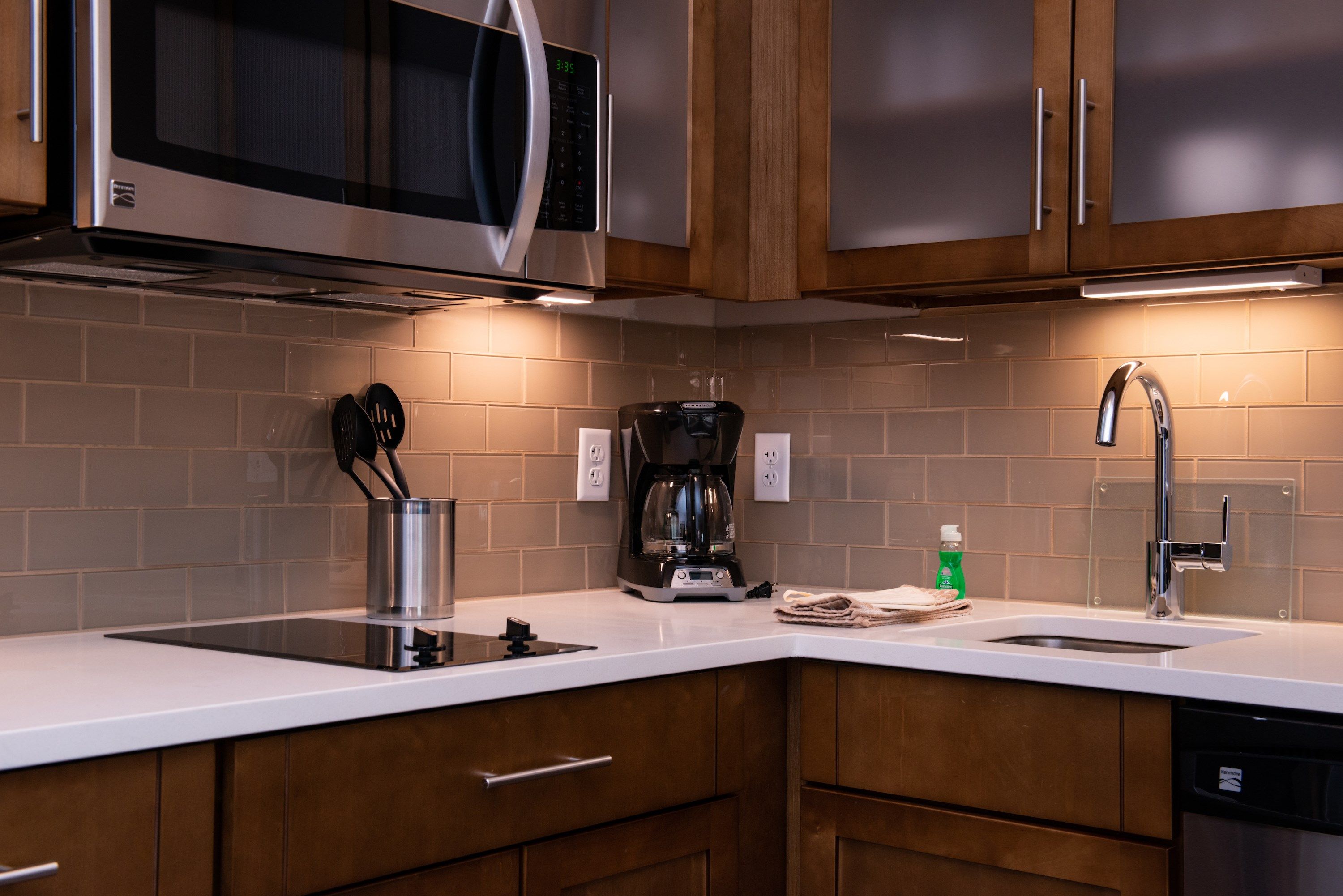 image Whip up a quick snack in the kitchenette.
