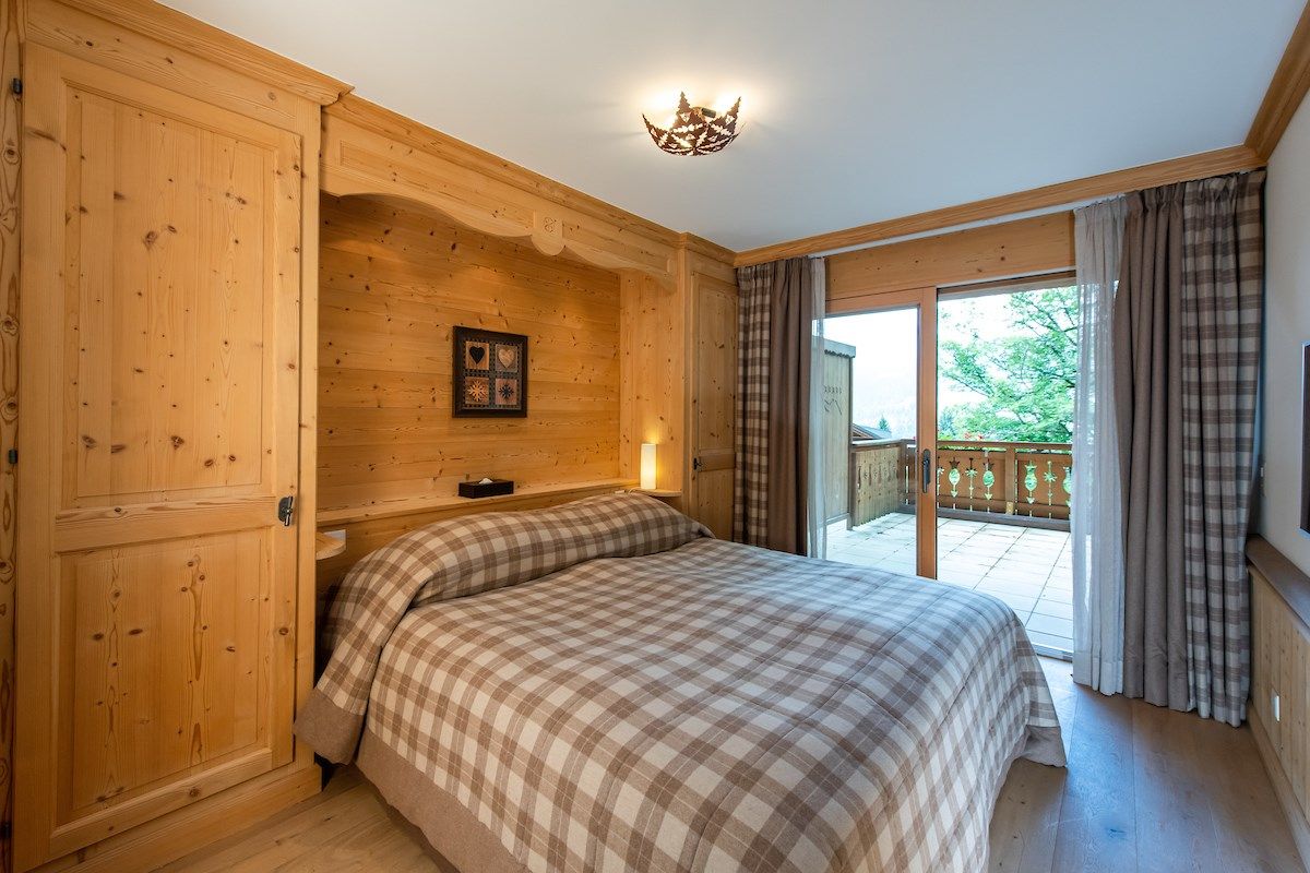 image Get a good night's rest in the cozy bedroom - Please note that bedding configurations may vary!