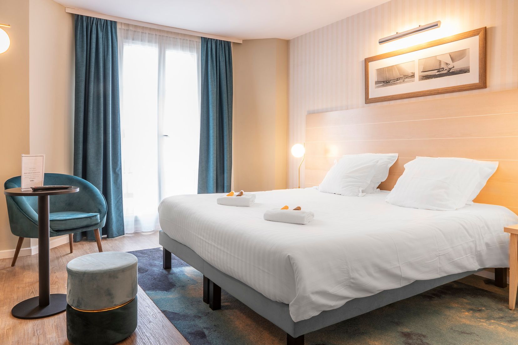 image Room with a double bed and window