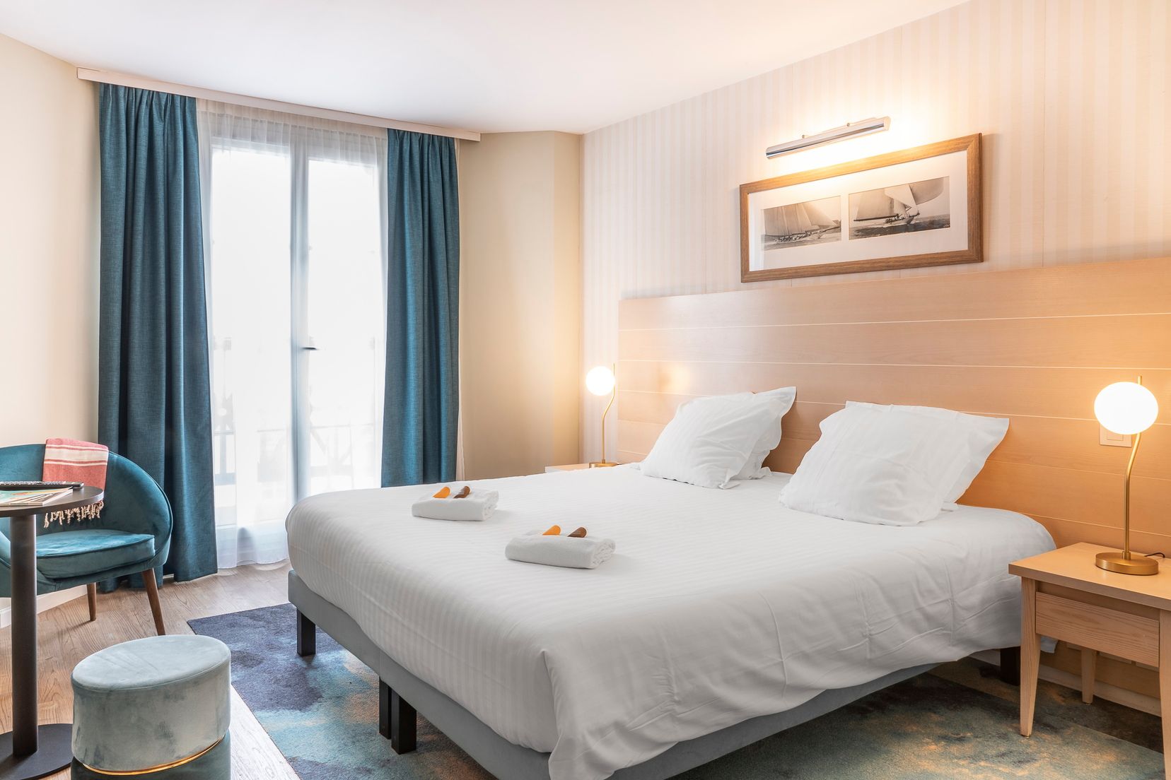 image Double bed with bedside lamps and window