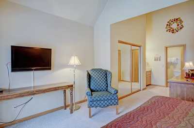 Please note that bedding configurations may differ per unit.