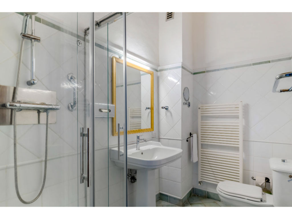 image Functional bathroom equipped with accessibility in mind, ensuring comfort and ease for all guests.