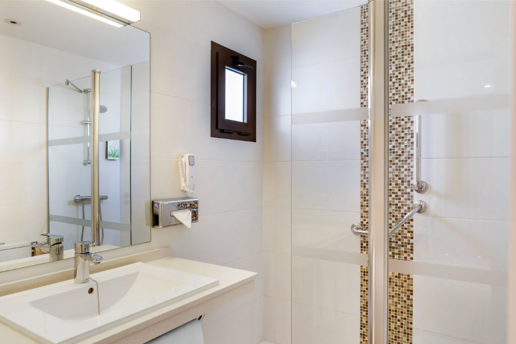 image Bathroom with modern facilities, offering the necessary space for daily routines.