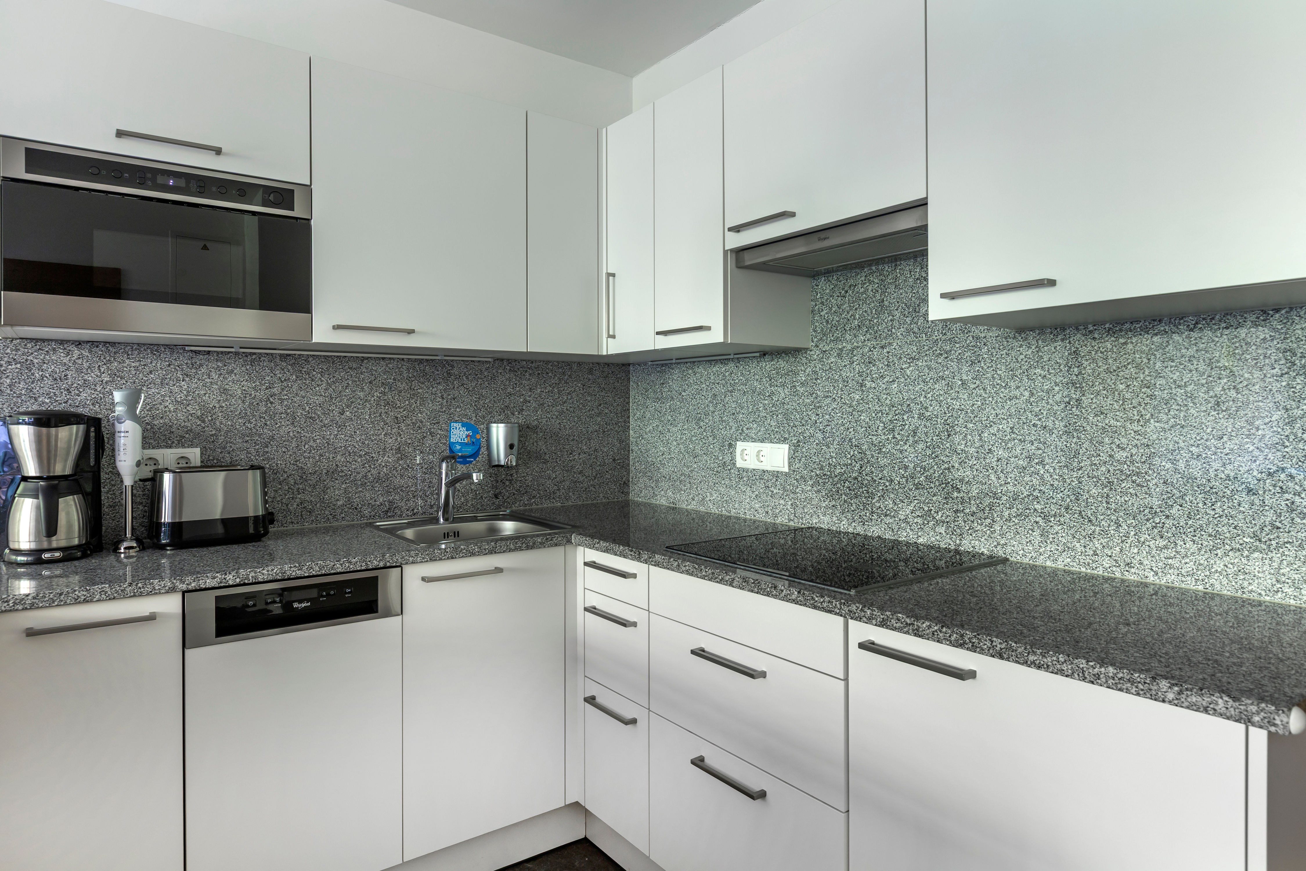 image A fully-equipped kitchenette perfect for crafting meals with ease.