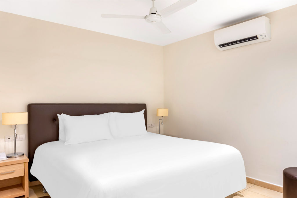 image Comfortable and minimalist bedroom with crisp linens for a peaceful sleep.