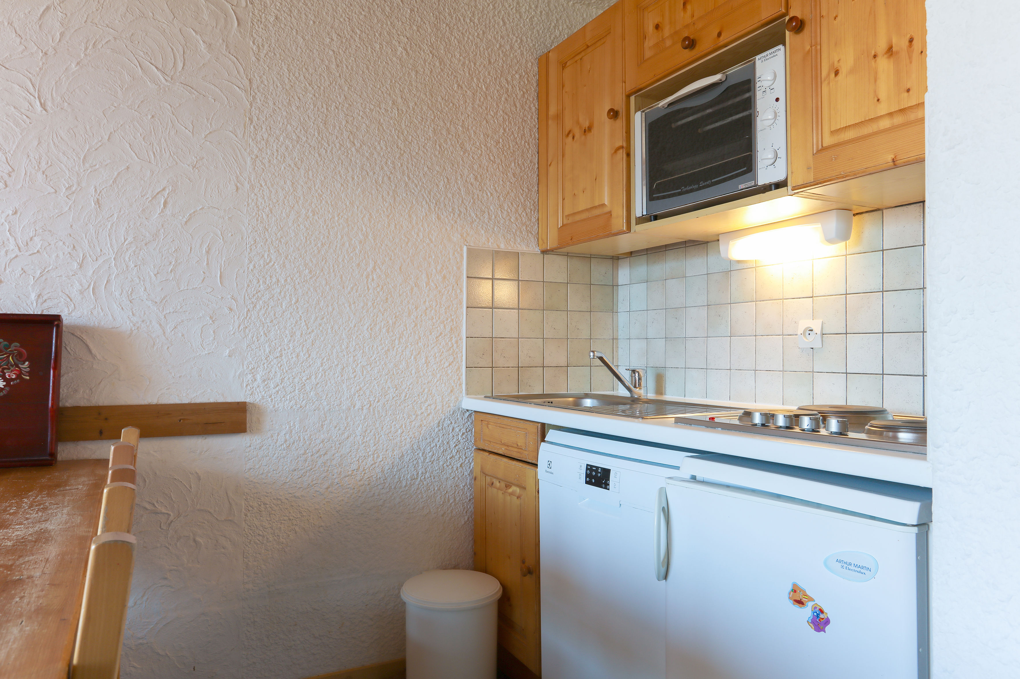 image Prepare a small meal in your kitchenette.