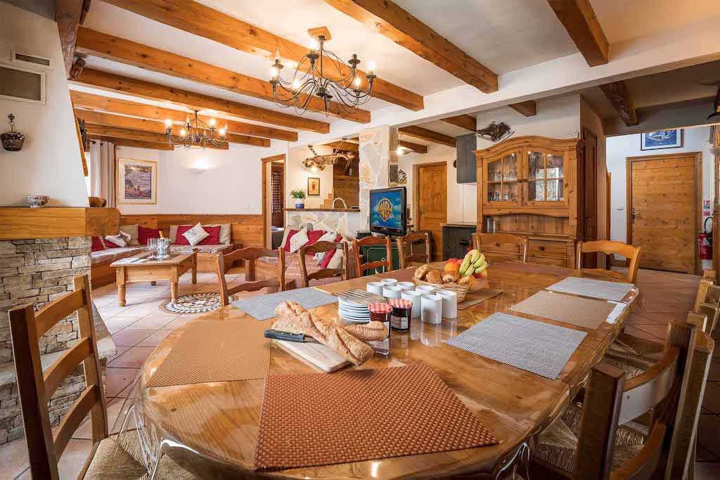 image Settle into the dining area and enjoy a nice meal.