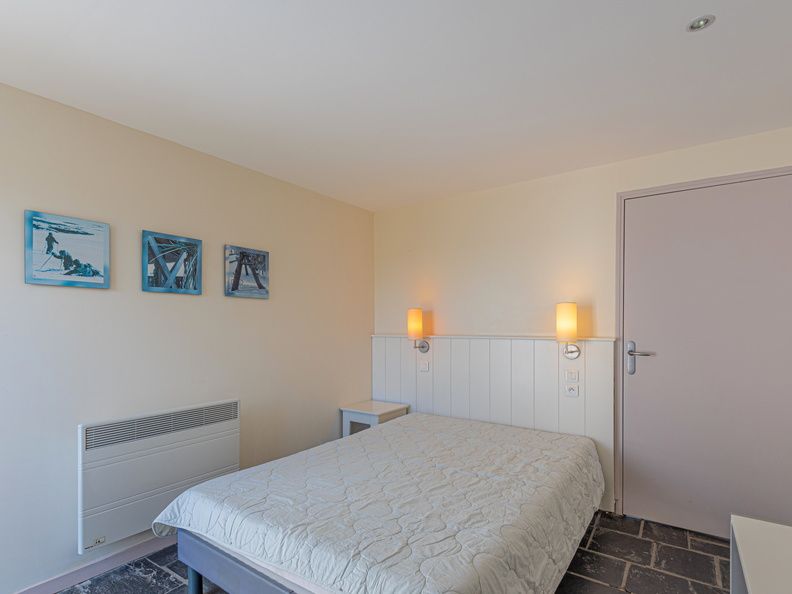 image Drift to sleep in a comfortable bed after a wonderful day outside. Bedding configurations vary.