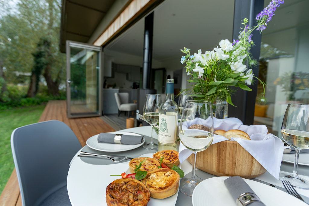 image On sunny days, enjoy a delicious meal on the terrace.