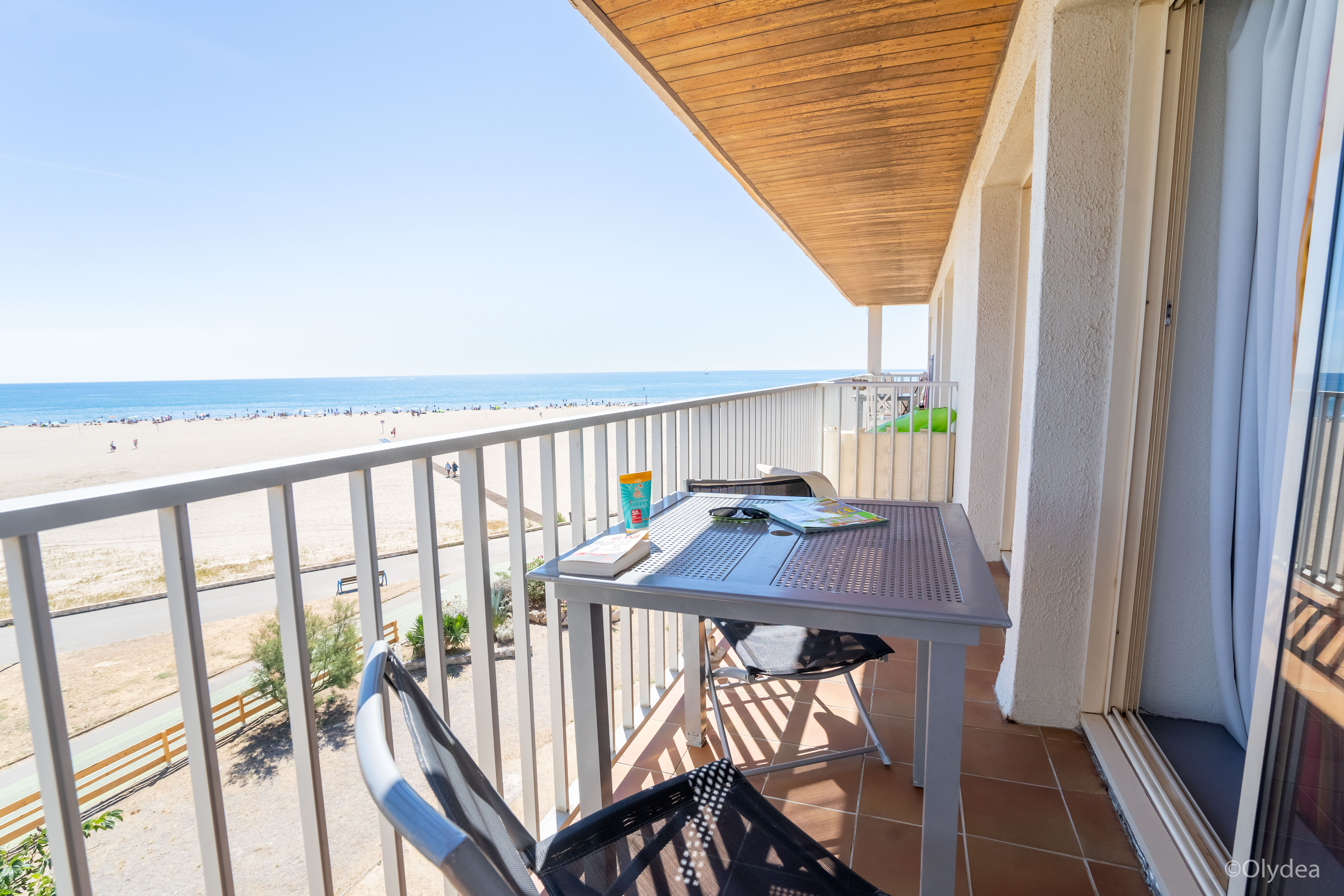 image Enjoy your morning meal on the balcony!