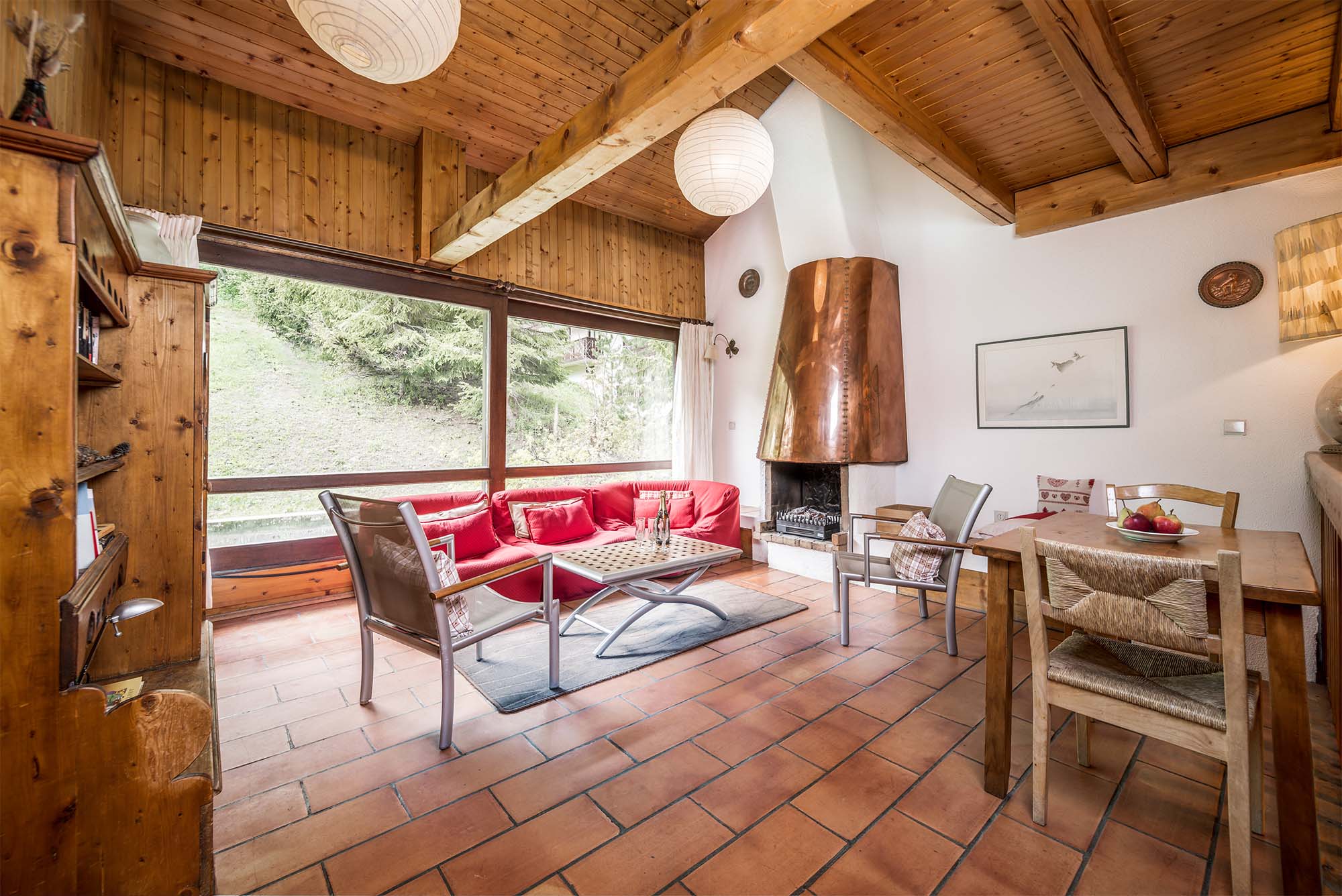 image Relax in the bright living area with a large window overlooking the pistes!