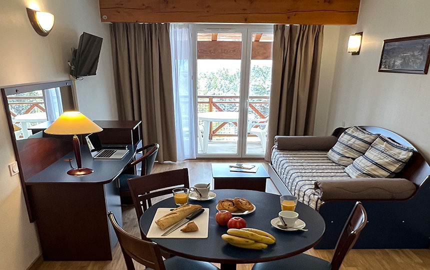 image Evenings after the pistes can start at the dining table, with the sofa and TV close by.