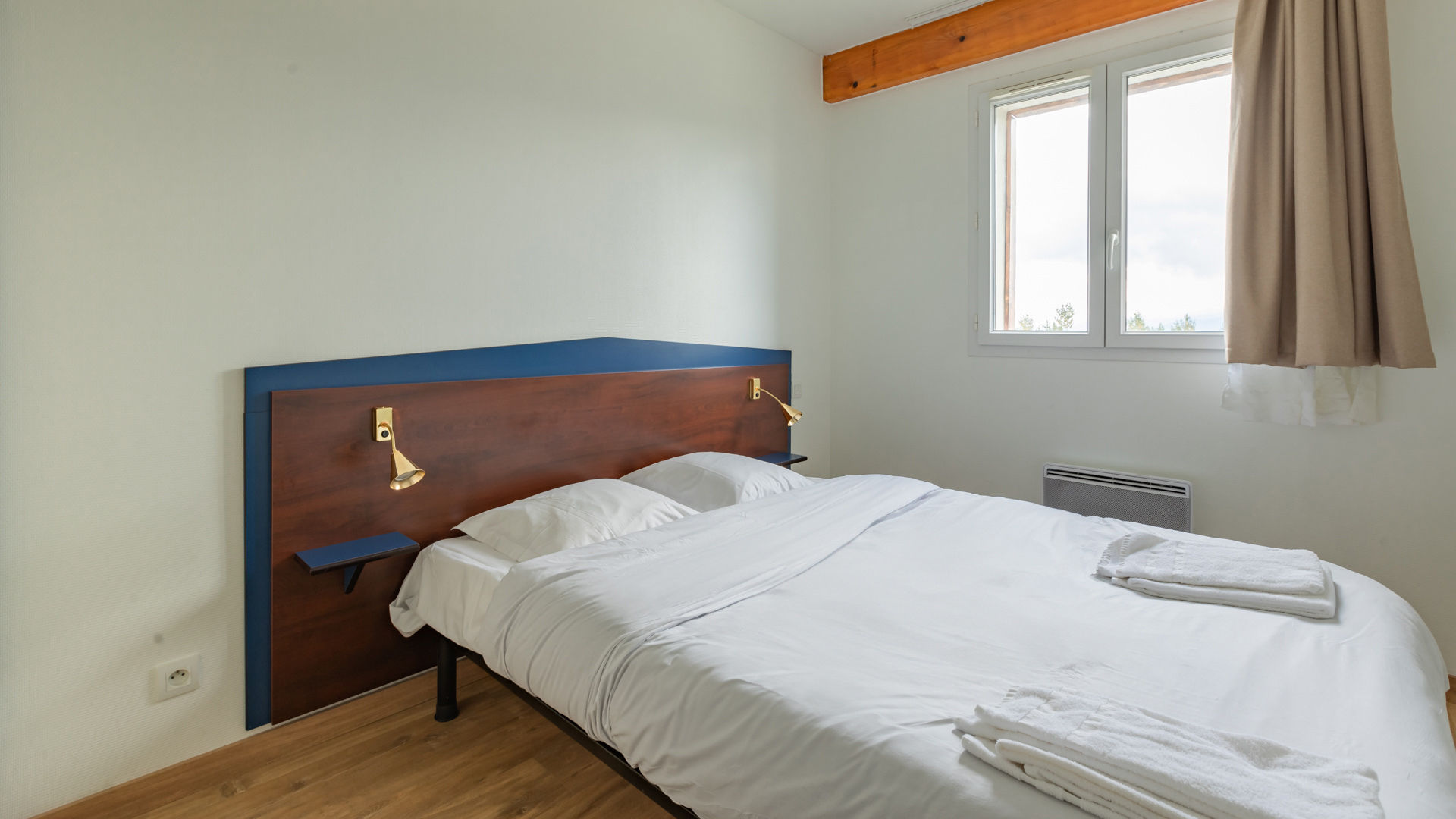 image A cosy and restful space with a comfortable double bed, ideal for a good night's sleep.