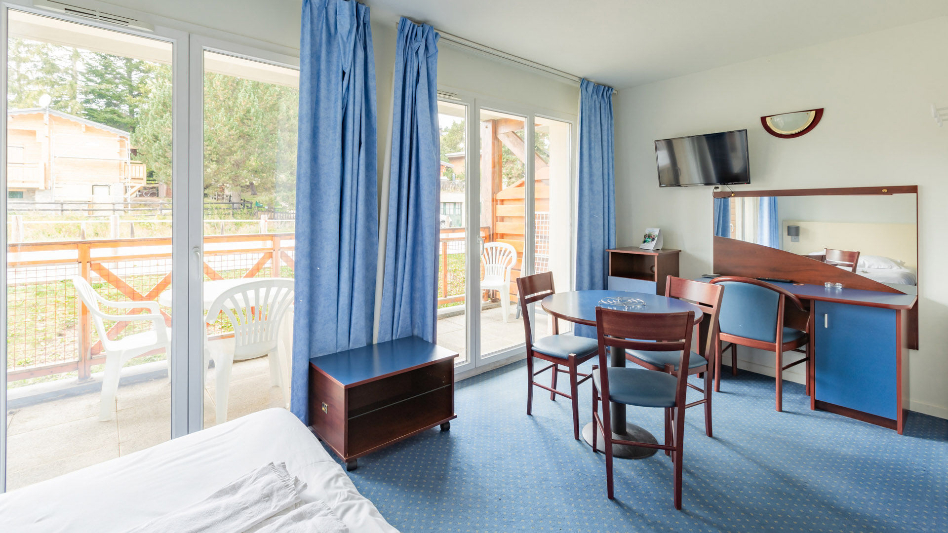 image The balcony door lets daylight into the main room, with a TV for evenings after the pistes.