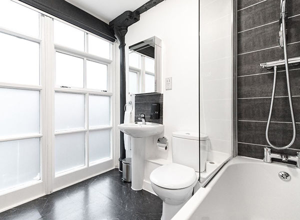 image Large bathroom with bathtub / shower combo