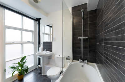 Large spacious bathroom with combined tub / shower