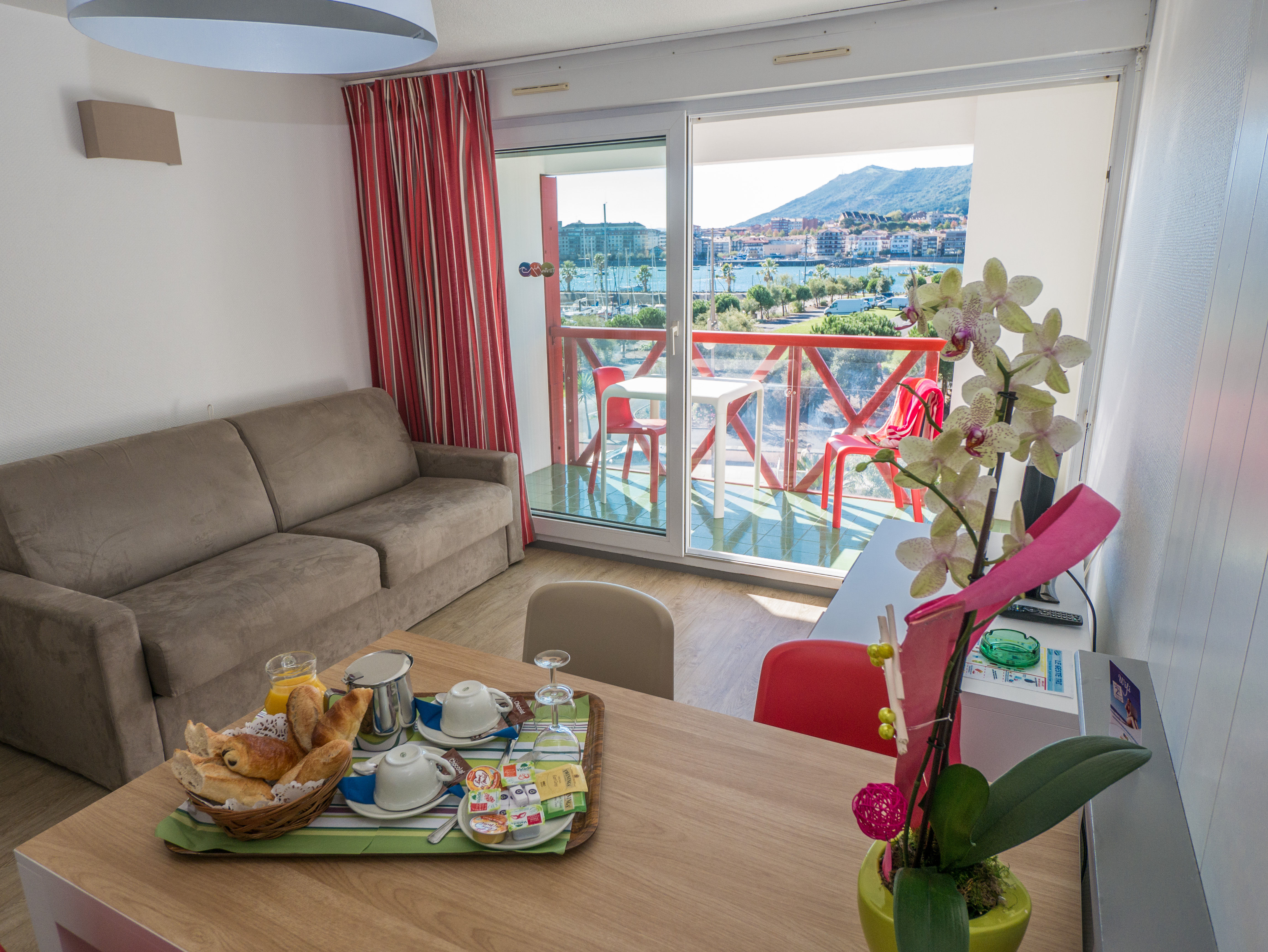 image Enjoy your breakfast in the living area