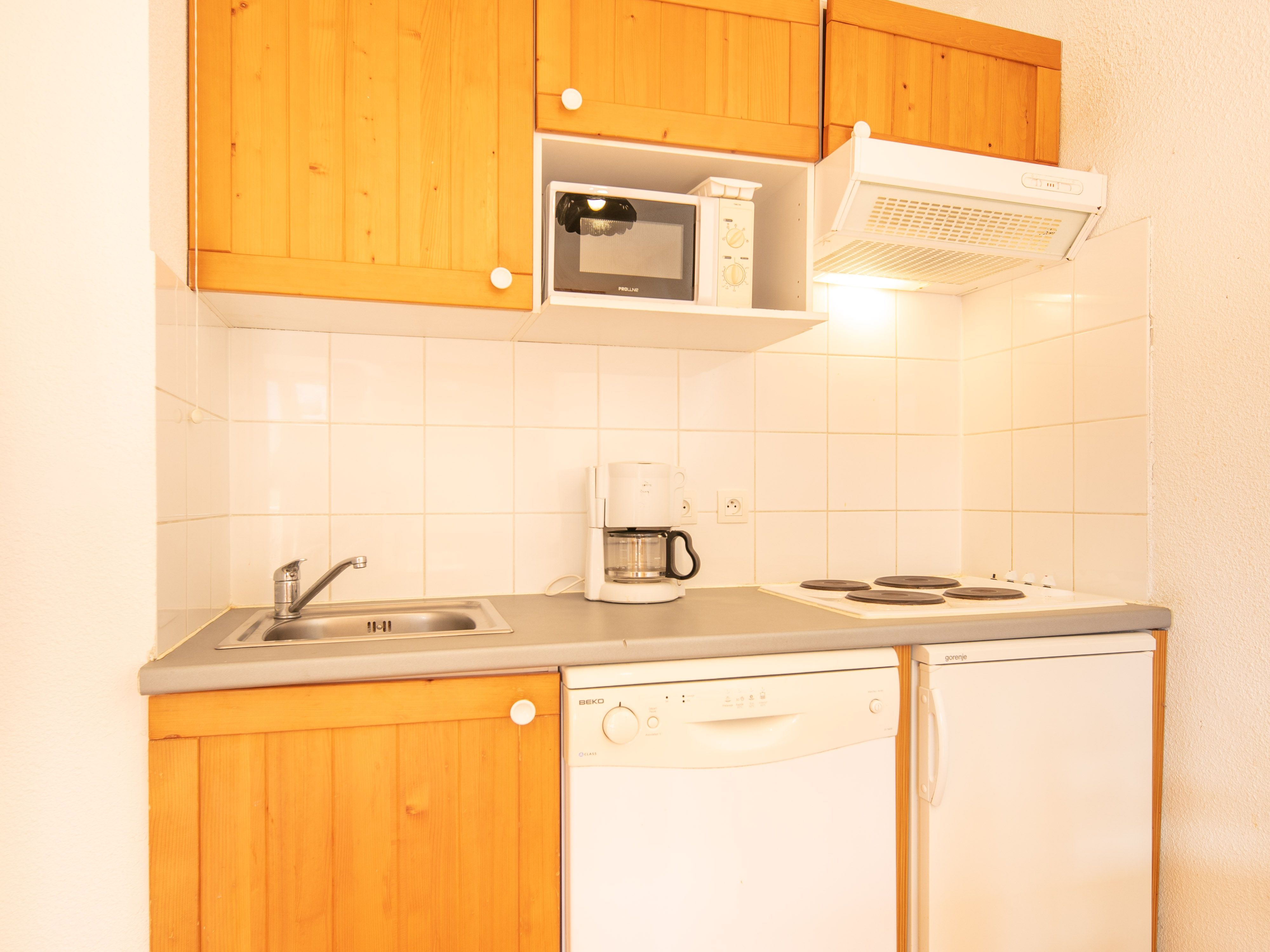 image Breakfast before the pistes is easy with a microwave, hob and dishwasher.