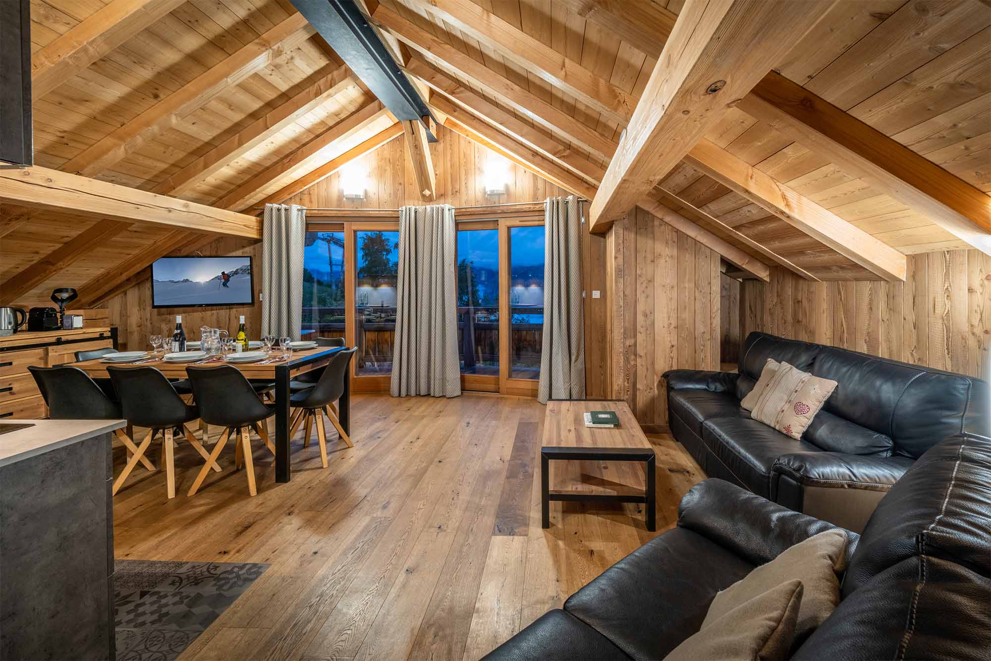 image The dining table and sitting room areas have ample space for 6 guests to sit comfortably