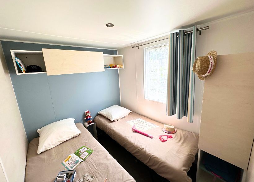 image Bright and welcoming twin bedroom, offering a peaceful space for relaxation.