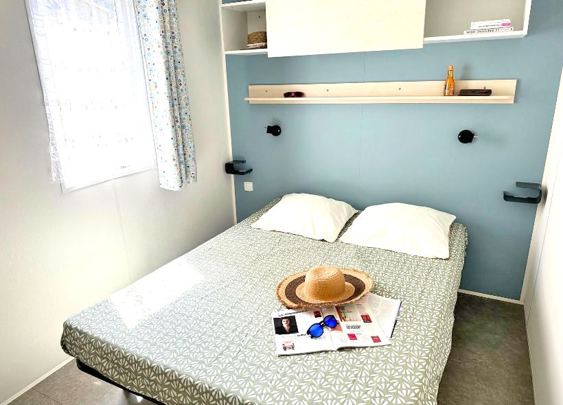 image Cozy bedroom with soft lighting and warm touches, ideal for a restful night.