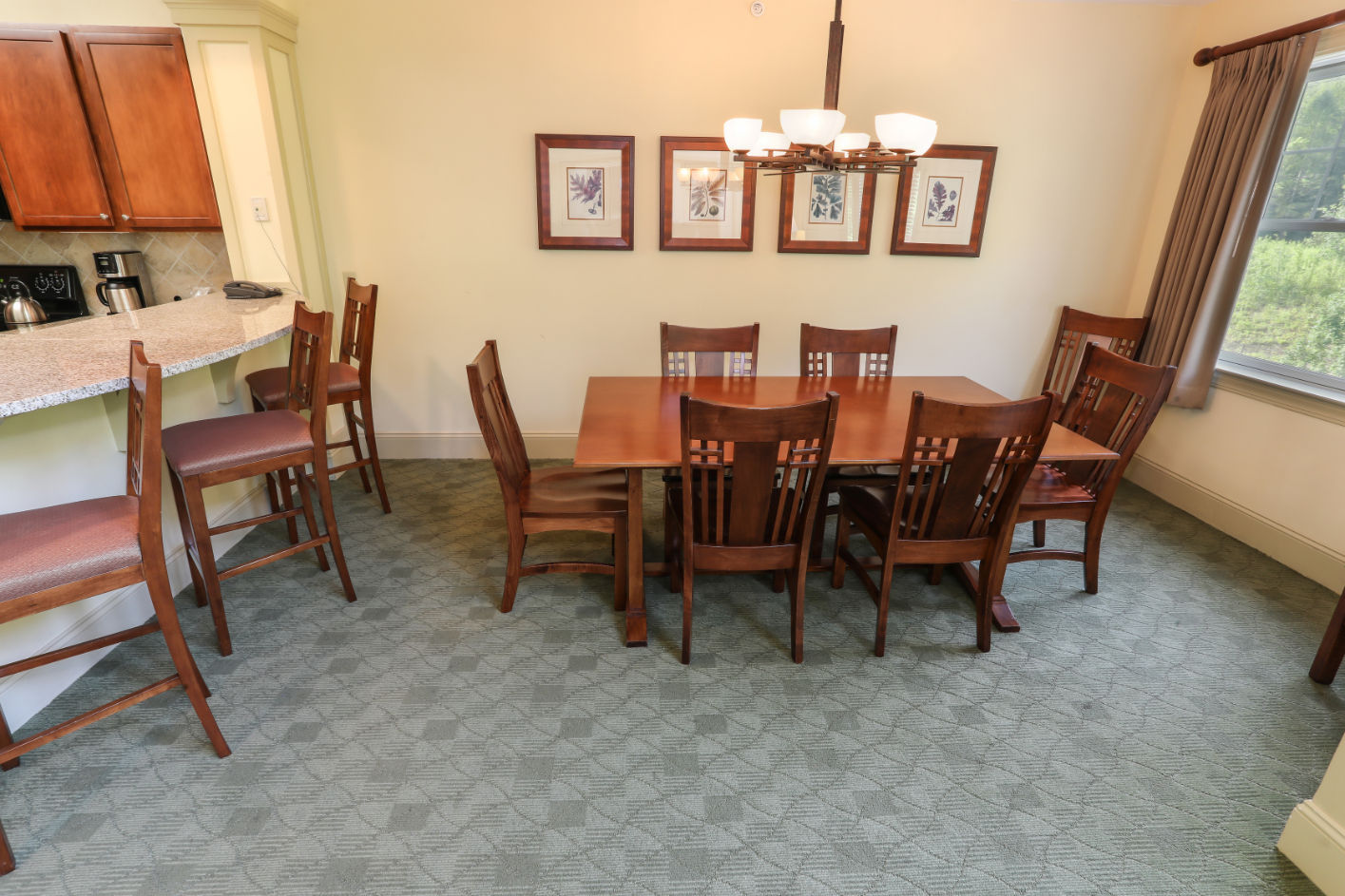 image Elegant dining space with a welcoming atmosphere, ideal for shared meals and memorable conversations.
