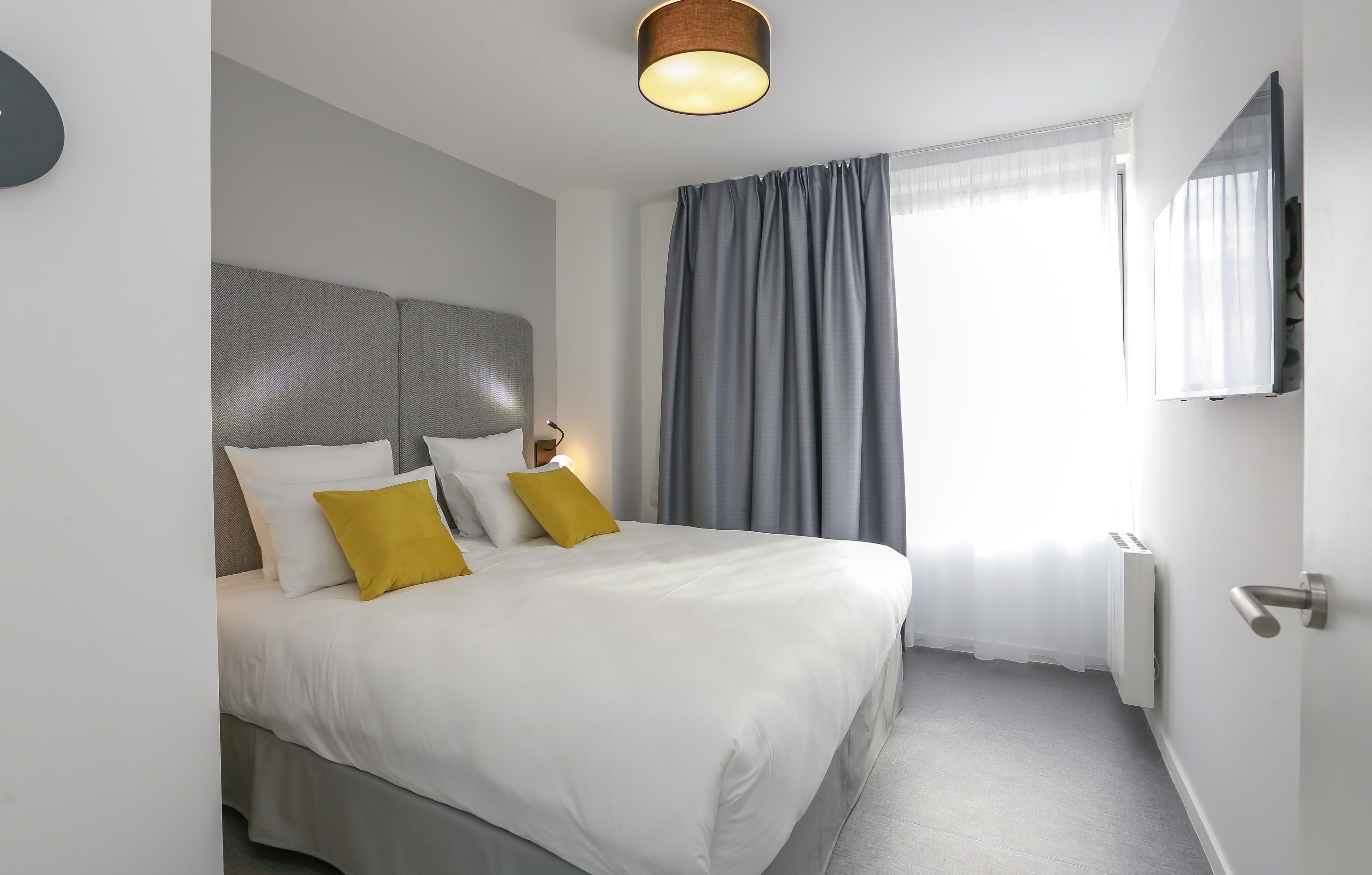 image Bed linens are included.