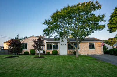 Enjoy your stay at this 1,970 sq. ft haven in Mashneed Island - an exceptional Cape Cod retreat!