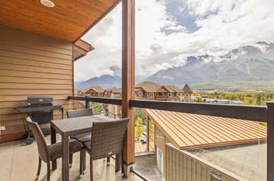 Mountain serenades: panoramic Rockies views and crisp alpine air.