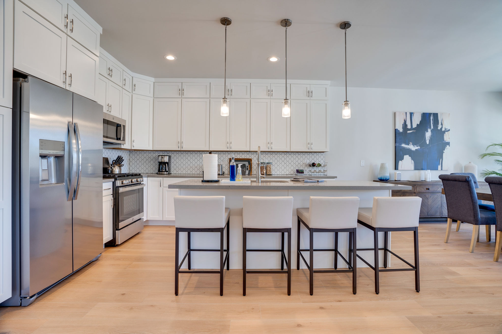 image Step into a space of refined elegance, with our chic épuré interior design that balances style and comfort effortlessly.