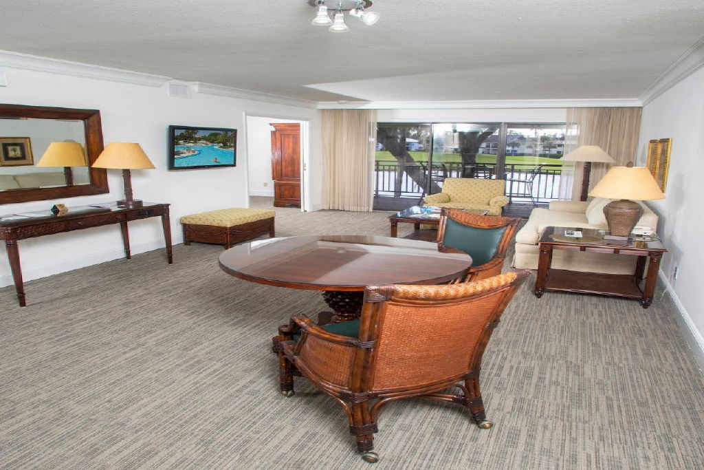 image Find comfort and style in our living area, a space that invites you to relax and make memories.