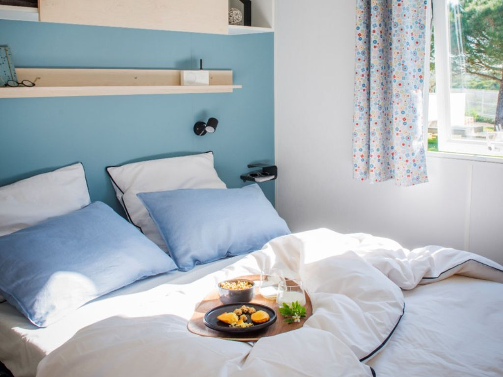 image Enjoy a serene morning with breakfast in bed in this comfortable main bedroom, where natural light creates a warm and welcoming ambiance.