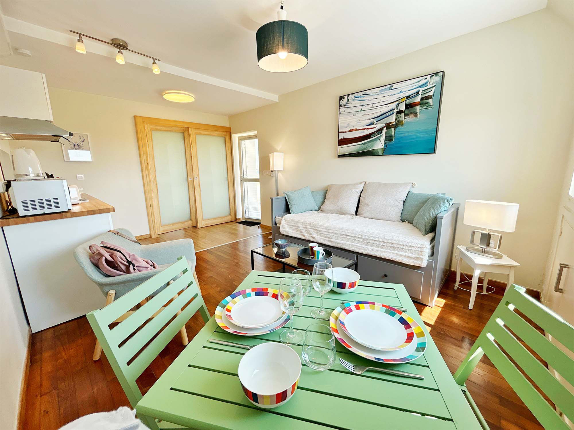 image Bright studio with a sofa bed, dining area, and kitchenette. Ideal for a cosy and comfortable stay.