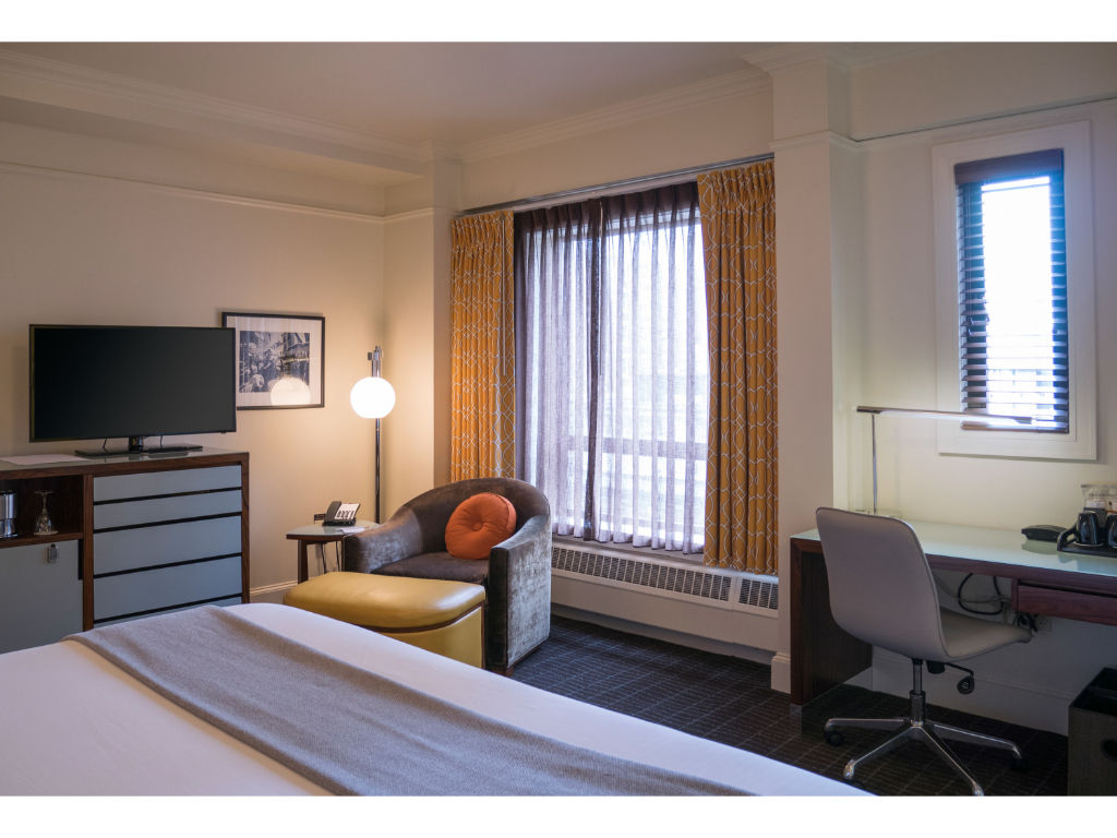 image Modern and inviting living space with a comfortable seating area, ideal for relaxation or catching up on work.