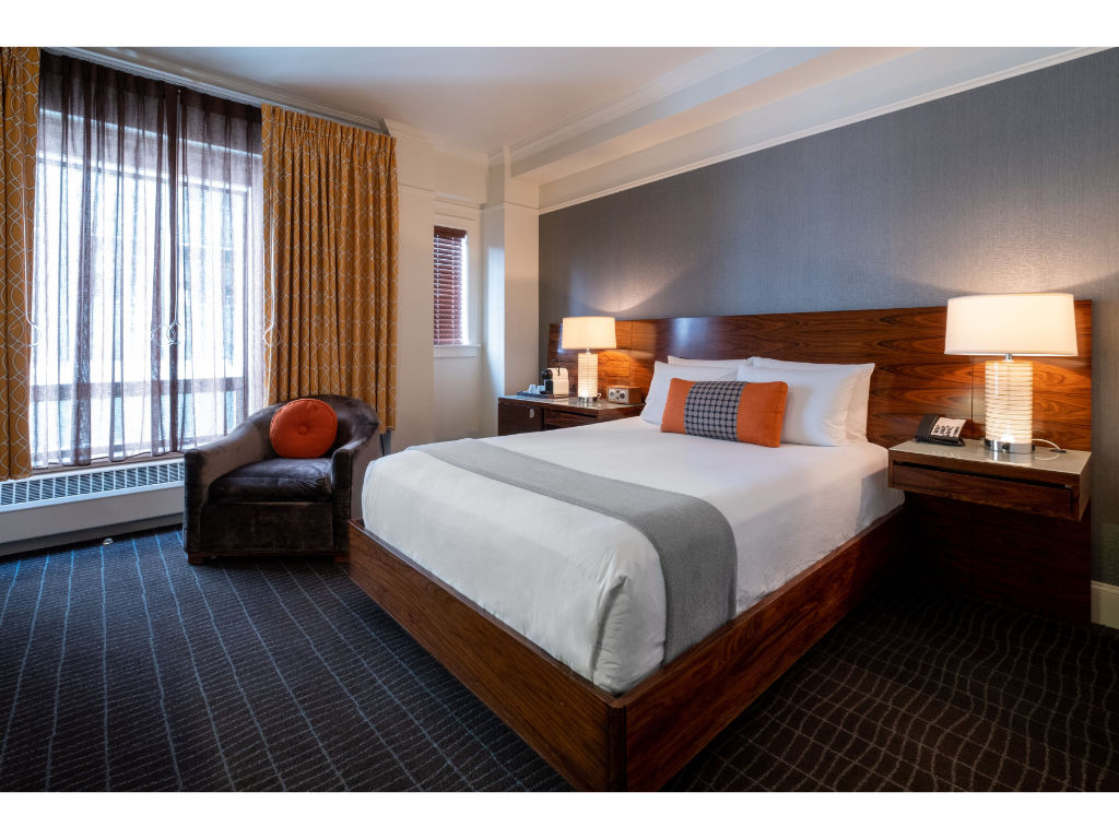 image Comfortable Queen room featuring a plush bed, modern amenities, and a cozy work area.