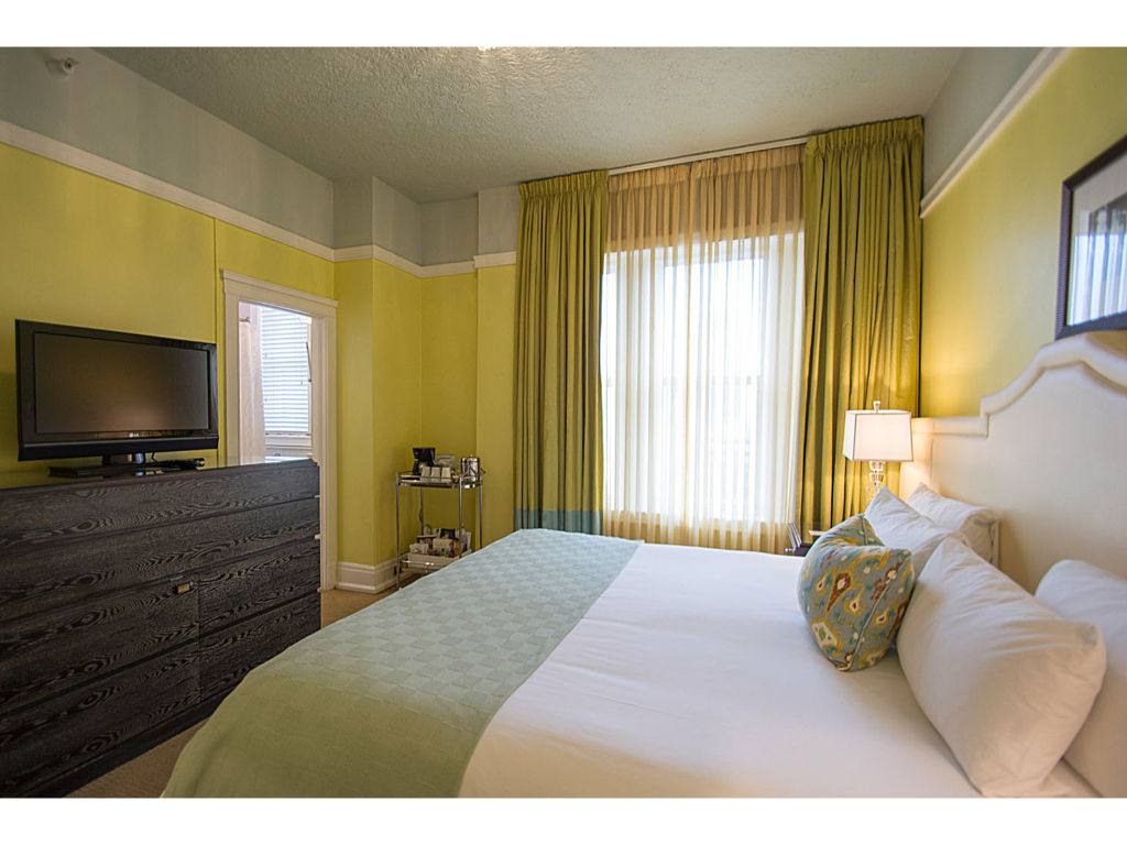 image Our inviting king room features modern amenities, comfortable bedding, and a tranquil atmosphere for a restful stay.