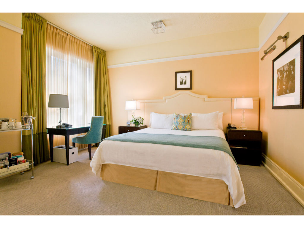 image Spacious king room designed for ultimate relaxation, featuring stylish furnishings, cozy bedding, and a serene ambiance.