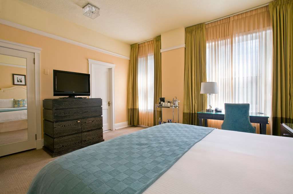 image  Spacious studio suite featuring a king bed, modern amenities, and a cozy seating area for your convenience.