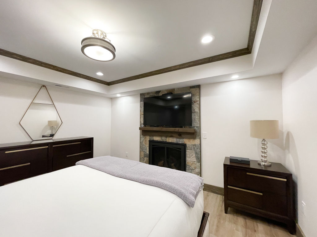 image Inviting bedroom with a plush bed and stylish lighting.
