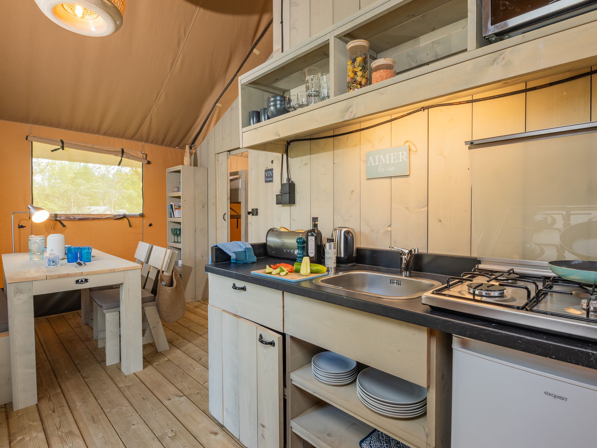 image Well-equipped kitchen with a rustic touch, ideal for a comfortable stay.