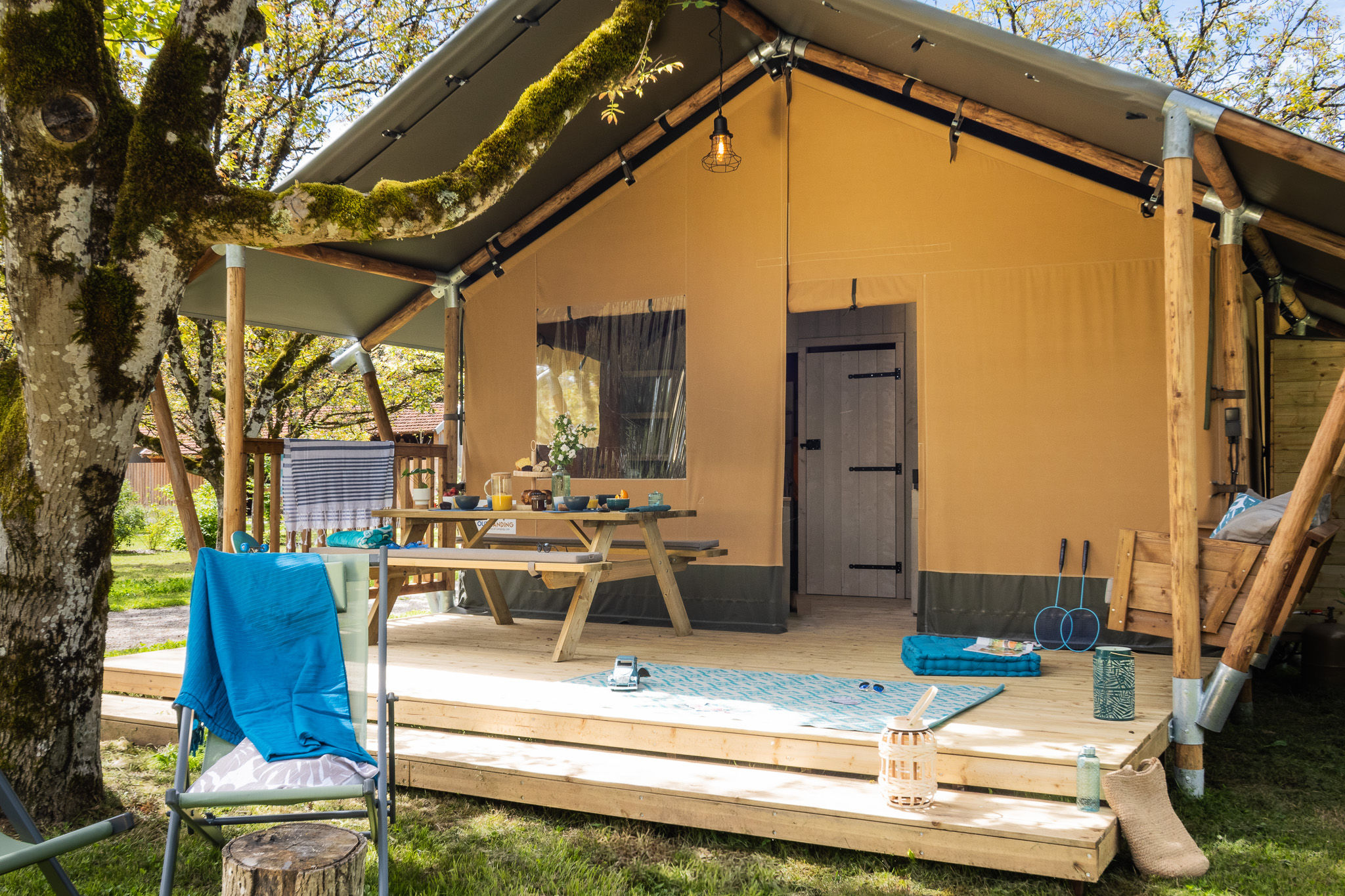 image Maison de camping confortable avec une terrasse charmante, parfaite pour se détendre en pleine nature.