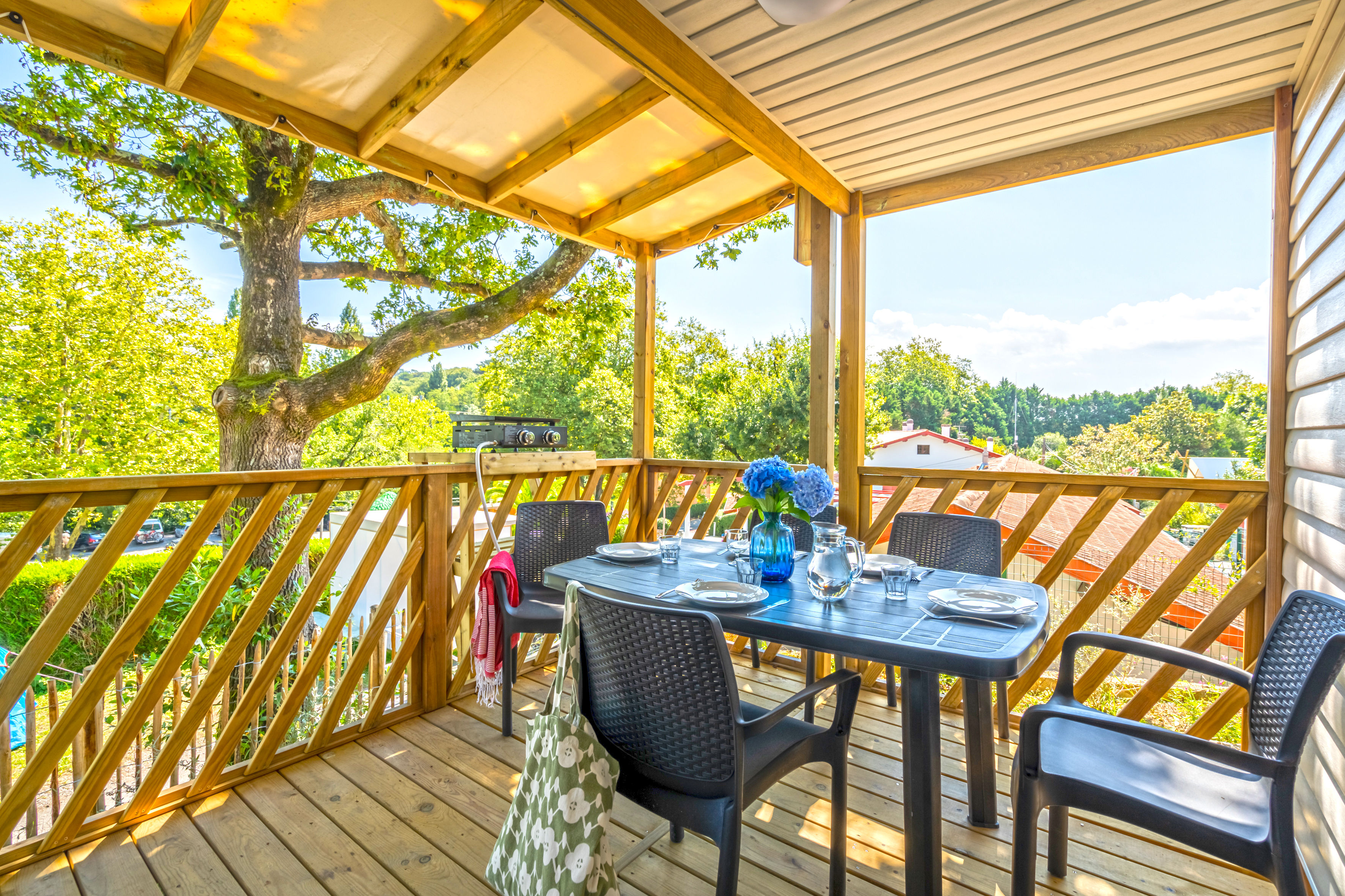 image Prenez vos repas sur la terrasse semi-couverte de votre mobil-home. Parfait pour se détendre dans un quartier paisible et réservé aux piétons.