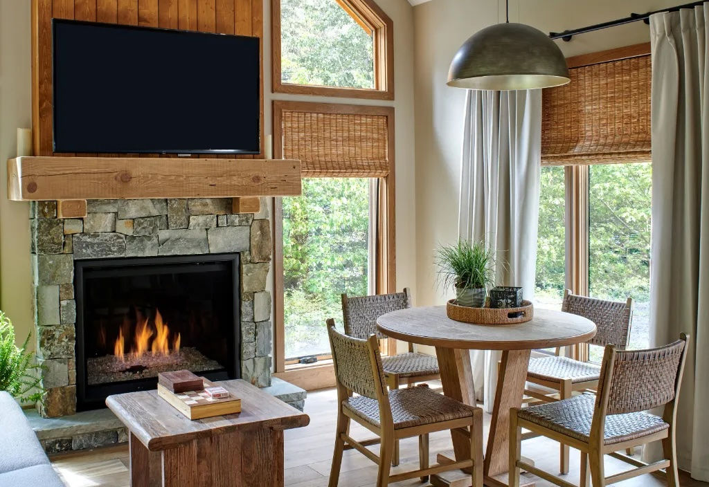 image Enjoy a warm and inviting living area with a fireplace, ideal for relaxation and comfort.